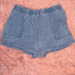 Denim flowy high-waisted shorts with pockets